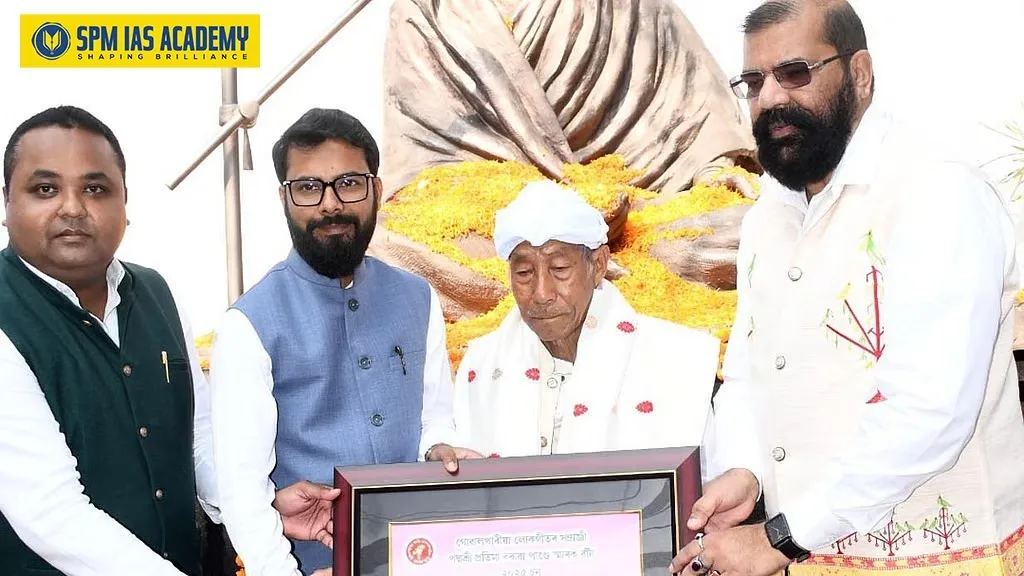 Ratneshwar Moran receiving the Pratima Barua Pandey Award 2025 at Chandmari, Guwahati for his contribution to Assam’s folk culture